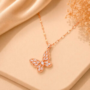 Collar Mariposa Brillante en Acero Inoxidable